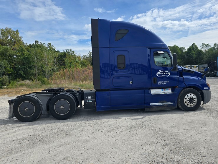 2019-freightliner-cascadia-126-image-22