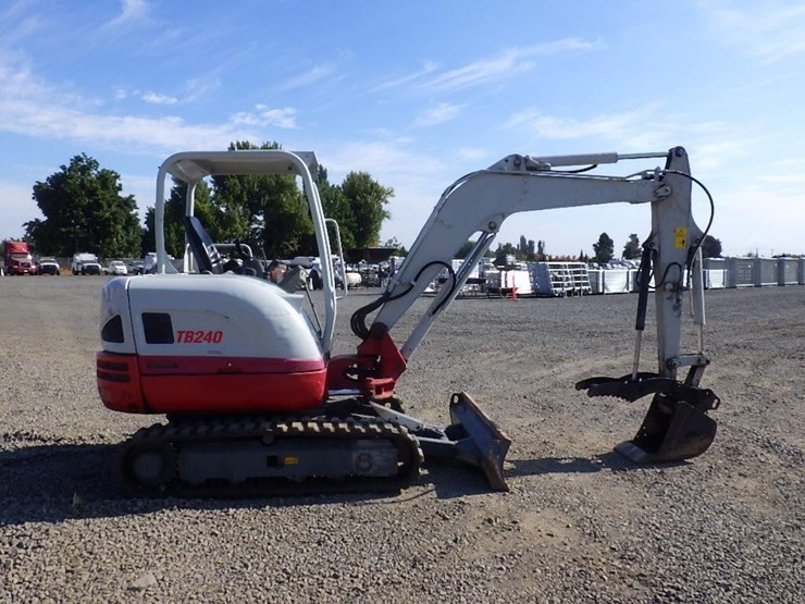 takeuchi-tb240-image-3