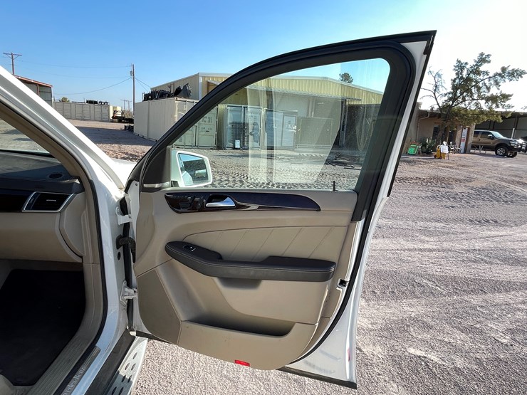 2015-mercedes-benz-gl450-image-52