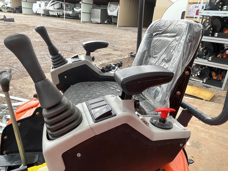 #2010-•-mini-excavator-image-28