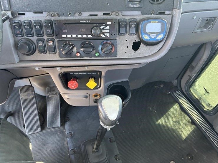 2013-peterbilt-384-image-16