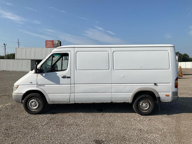 2004-dodge-sprinter-2500-image-2