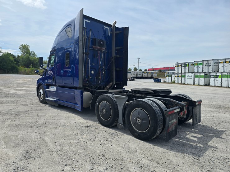 2019-freightliner-cascadia-126-image-11