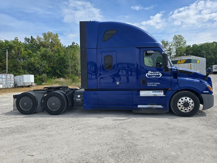 2019-freightliner-cascadia-126-image-23