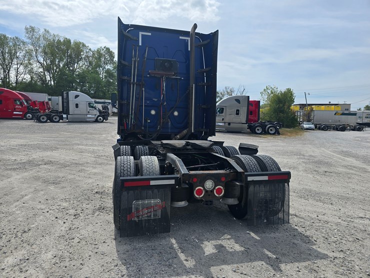 2019-freightliner-cascadia-126-image-14