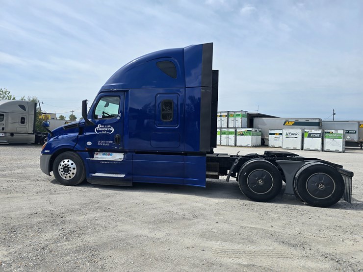 2019-freightliner-cascadia-126-image-8