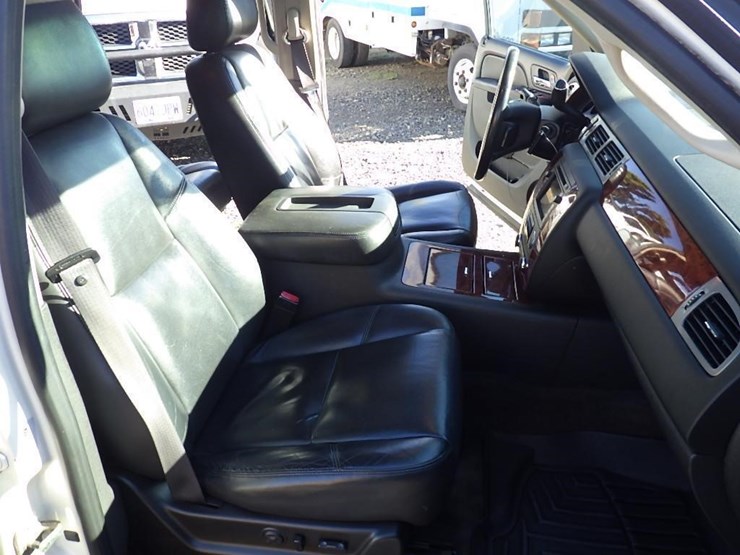 2011-chevrolet-tahoe-image-15