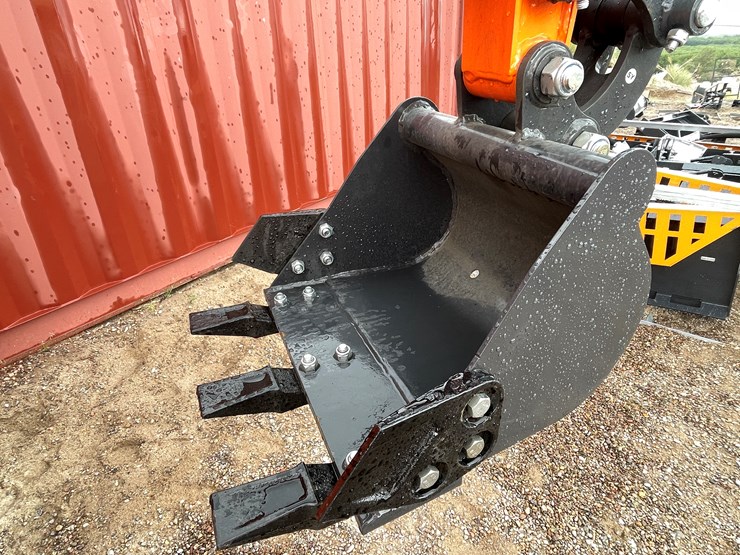 #2010-•-mini-excavator-image-4