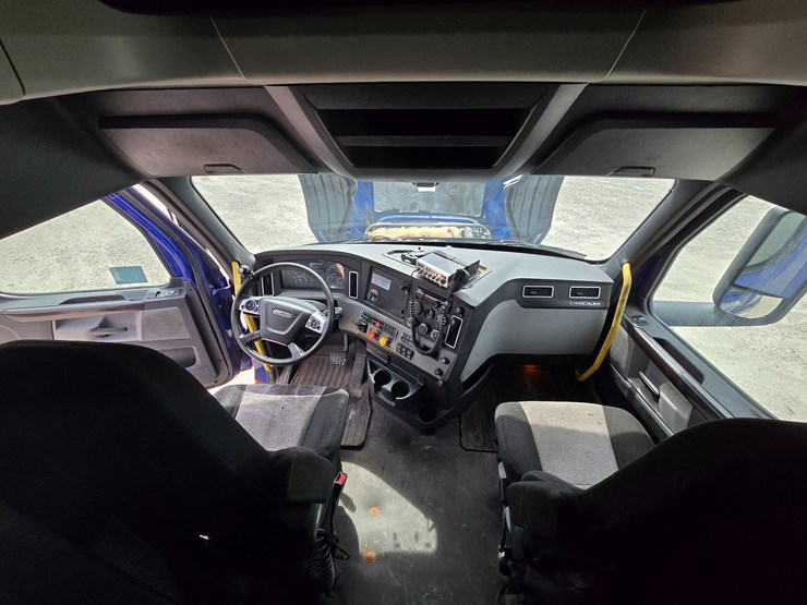 2019-freightliner-cascadia-126-image-81