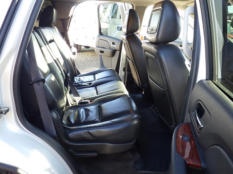 2011-chevrolet-tahoe-image-16