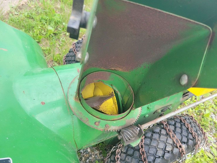 john-deere-826-gas-powered-snow-blower,-electric-or-pull-start,-tire-chains-image-12