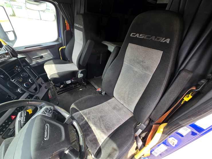 2019-freightliner-cascadia-126-image-59
