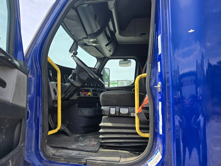 2019-freightliner-cascadia-126-image-57