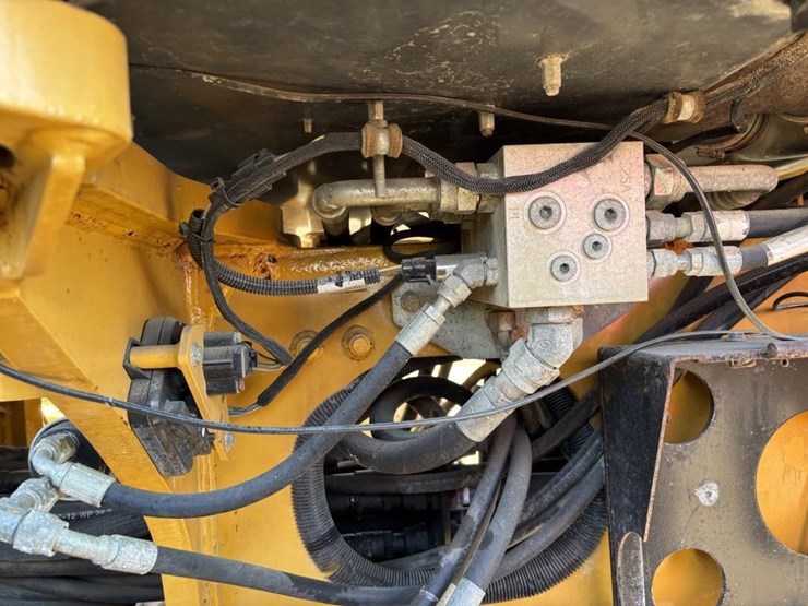 2012-deere-672gp-image-40