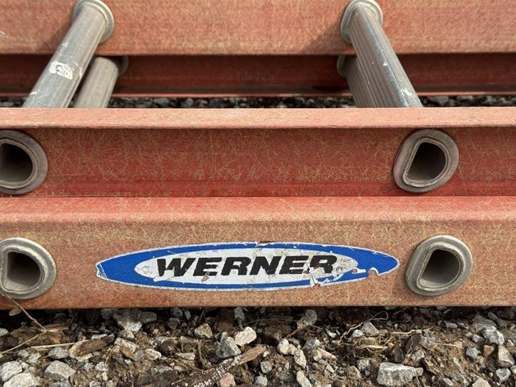 werner-28-in-fiberglass-extension-ladder-image-2