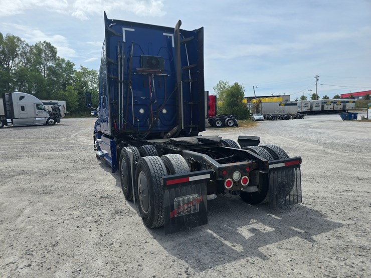 2019-freightliner-cascadia-126-image-13