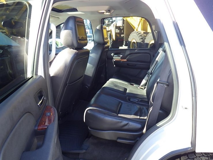 2011-chevrolet-tahoe-image-17