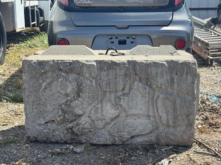 stackable-concrete-barrier-block-image-1