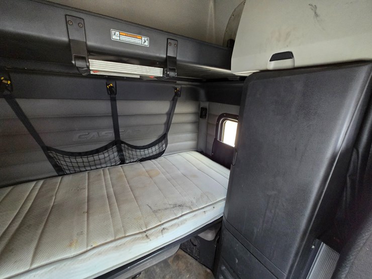 2019-freightliner-cascadia-126-image-78