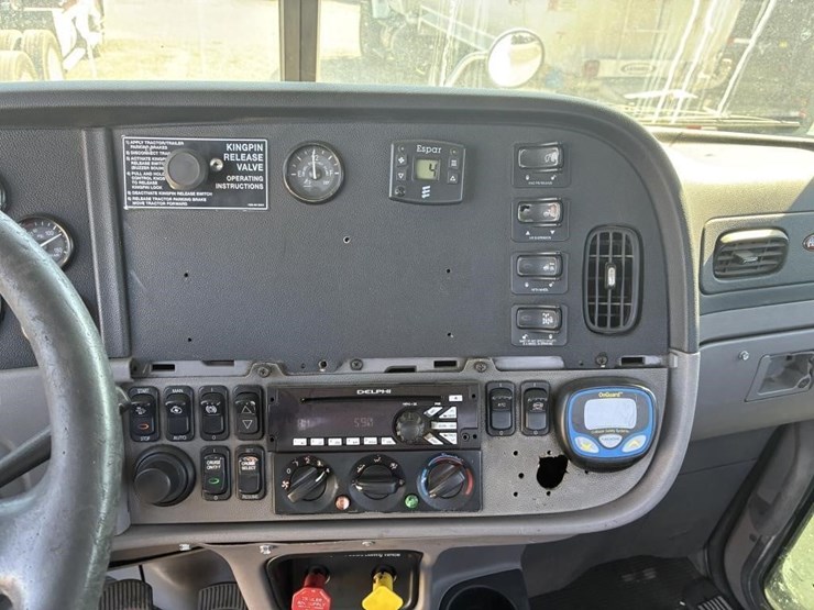 2013-peterbilt-384-image-17