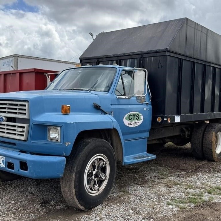 1993 FORD F70