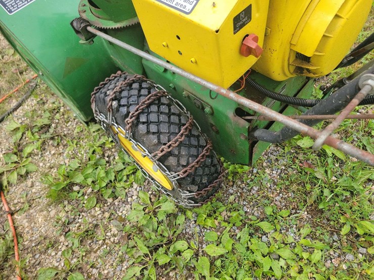 john-deere-826-gas-powered-snow-blower,-electric-or-pull-start,-tire-chains-image-9