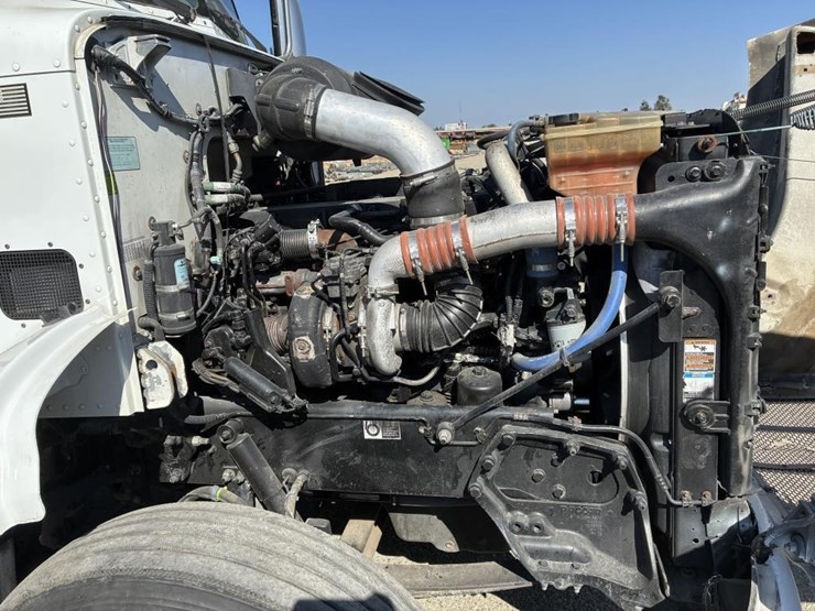 2013-peterbilt-384-image-11