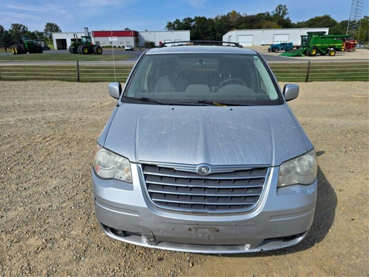 2010-chrysler-town-&-country-image-8