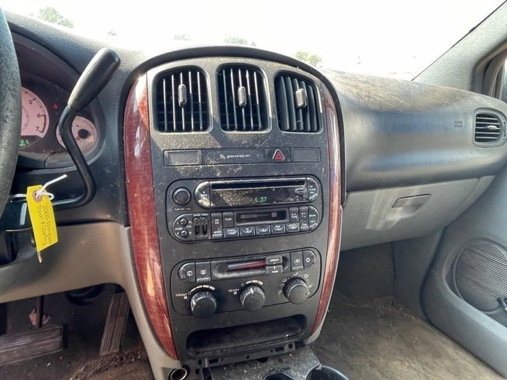 2005-chrysler-town-&-country-image-16
