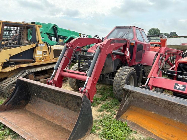 case-international-farmall-120c-4x4-tractor-image-1