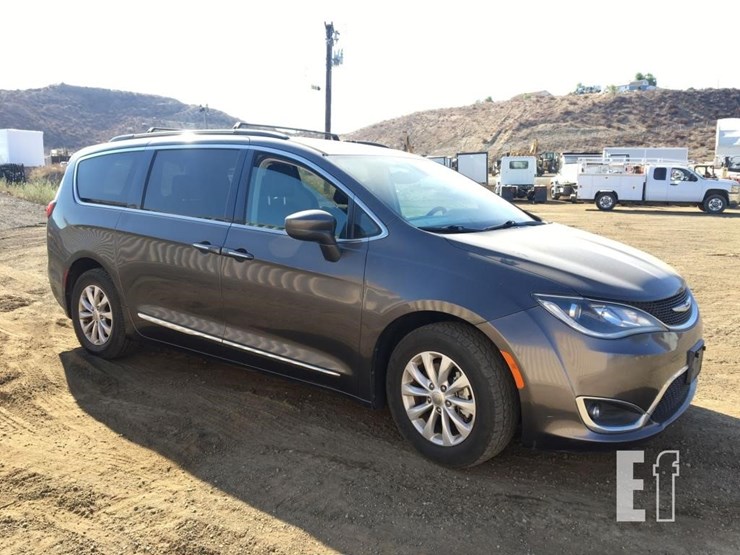 2017-chrysler-pacifica-image-2