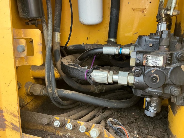 2002-deere-700h-image-53
