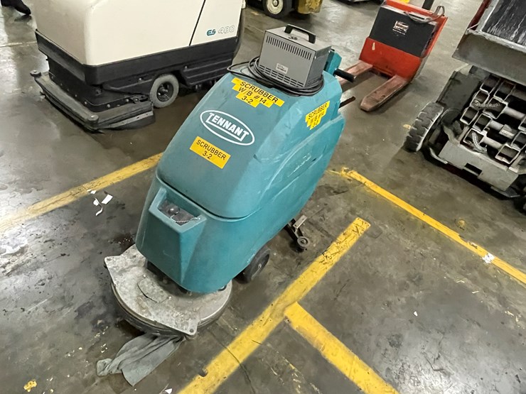 #7161-•-tennant-5280-floor-scrubber-image-1