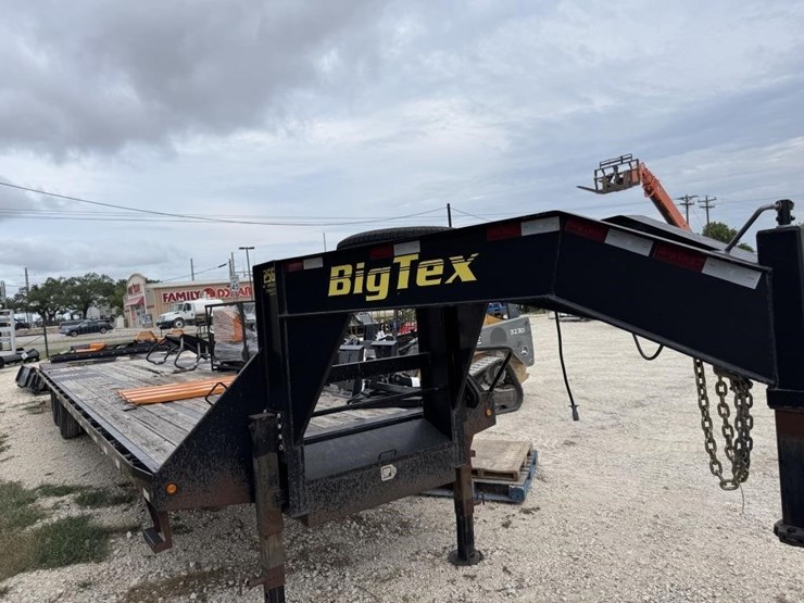 2013-big-tex-25gn-32'-plus-6'-dove-tail,-tandem-image-1