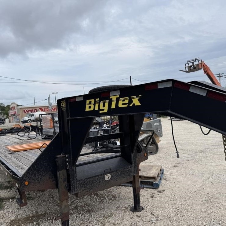 2013 Big Tex 25GN 32' plus 6' dove tail, tandem