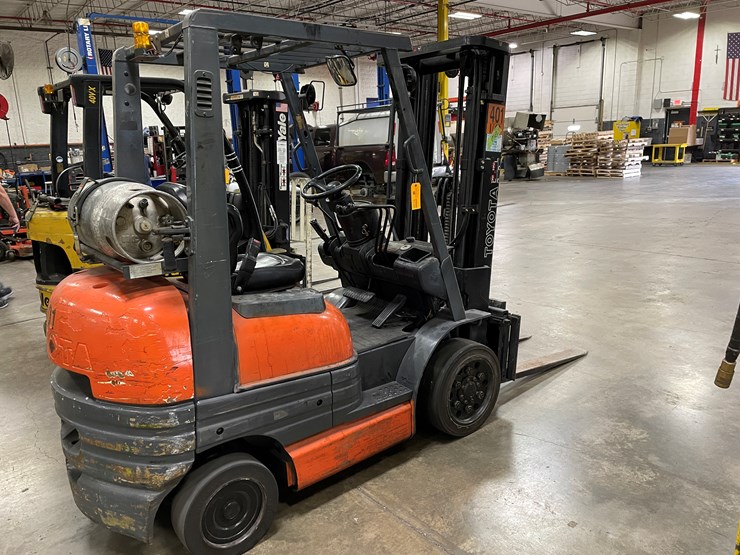 #8016-•-toyota-lp-powered-forklift-image-3