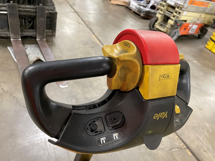 #8012-•-yale-electric-walk-behind-forklift-image-6