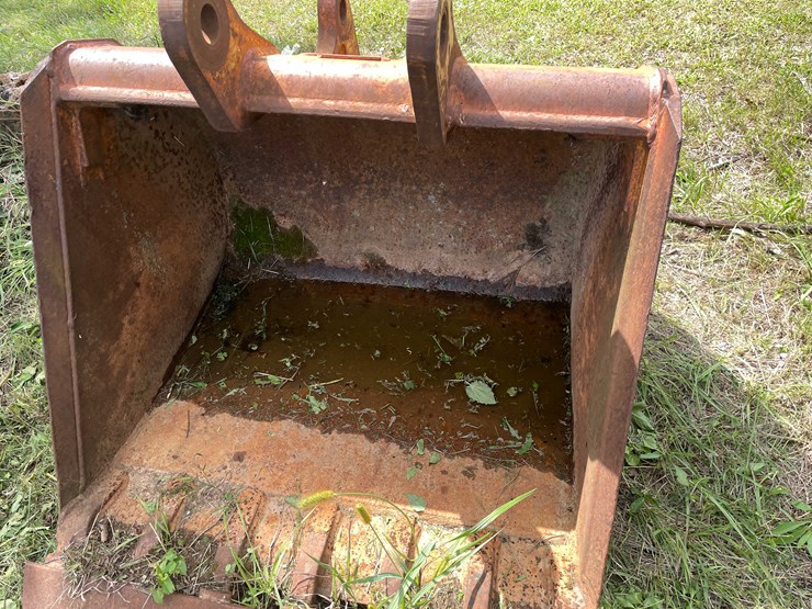 #1140-•-7-tooth-excavator-bucket-with-flat-bucket-piece-image-9