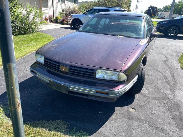 #3290-•-1994-oldsmobile-eighty-eight-(has-wi-title)-(kingston,-wi)-image-3