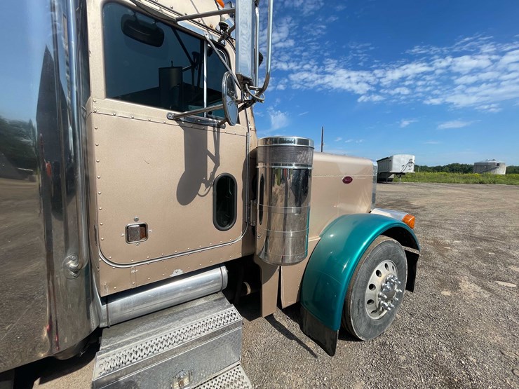 2004-peterbilt-379-image-11
