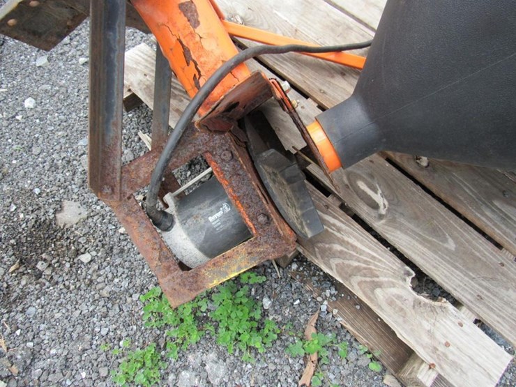 salt-dog-spreader-image-4