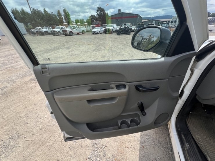 2011-gmc-sierra-2500-image-28