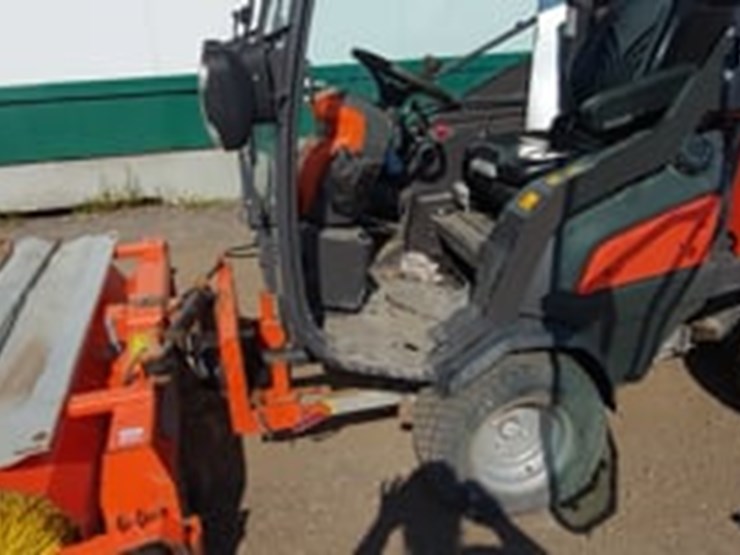 2020-husqvarna-p525d-sweeper-image-19