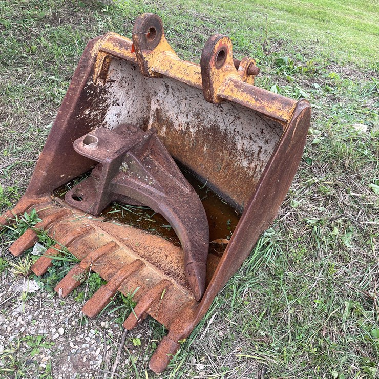 #1135 • 7 Tooth Excavator Bucket