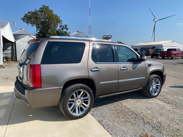 2013-cadillac-escalade-image-4