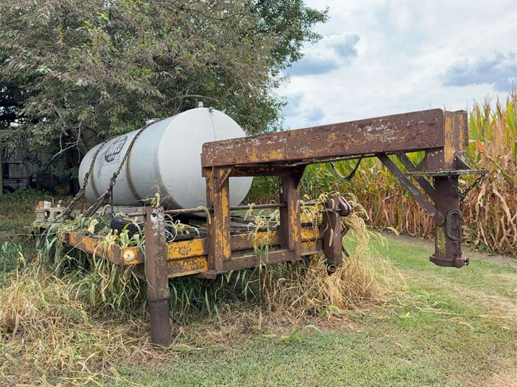 gooseneck-trailer-with-tank-image-3
