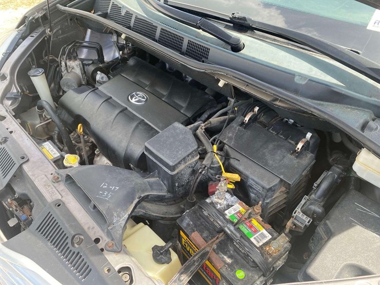 2011-toyota-sienna-image-9
