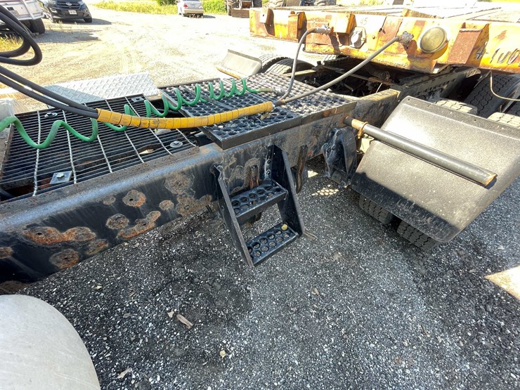 #2270-•-2011-western-star-semi-tractor-(has-wi-title)-(forestville,-wi)-image-33