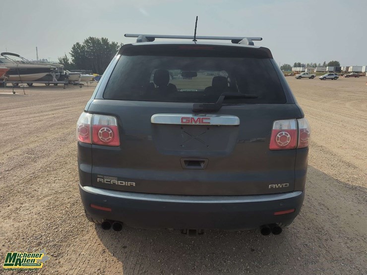 2011-gmc-acadia-image-28