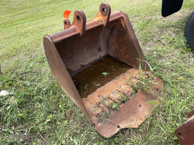 #1140-•-7-tooth-excavator-bucket-with-flat-bucket-piece-image-3